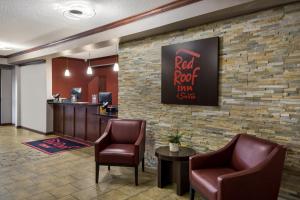 una sala de espera en una posada y suites de techo rojo en Red Roof Inn & Suites Bloomsburg - Mifflinville, en Mifflinville