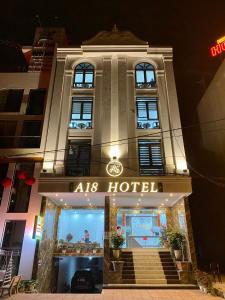 Un hotel atlas se ilumina por la noche en Hotel A18 Lào Cai en Lao Cai