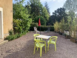 einen Tisch und zwei Stühle sowie einen Tisch und Stühle in der Unterkunft Appartement Rénové avec Cuisine Américaine et WIFI, Proche des Thermes Saint Roch - FR-1-541-32 in La Roche-Posay