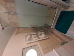 ein leerer Raum mit einem Fenster im Boden in der Unterkunft Appartement 2 chambres avec Wi-Fi, proche centre-ville et thermes de La Roche-Posay - FR-1-541-10 in La Roche-Posay