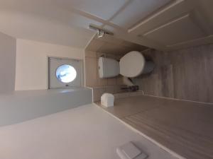 La petite salle de bains est pourvue d'une fenêtre et d'un miroir. dans l'établissement Appartement La Roche-Posay, 3 pièces, 4 personnes - FR-1-541-10, à La Roche-Posay