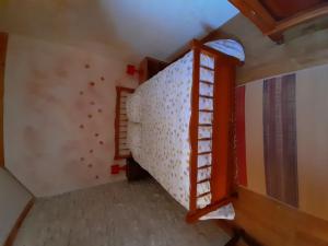 een stapelbed in een kamer met een ladder bij Maison La Puye, 3 pièces, 4 personnes - FR-1-541-63 in La Puye