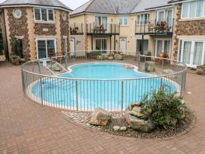 a large swimming pool in the middle of a house at 9 Porth Veor Villas in Saint Columb Minor