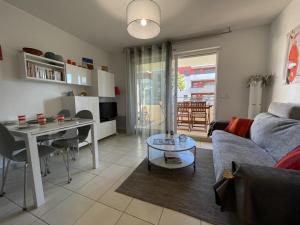 セットにあるAppartement Sète, 2 pièces, 4 personnes - FR-1-338-5のリビングルーム(ソファ、テーブル付)