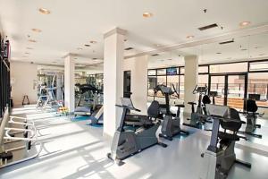 un gimnasio con máquinas cardiovasculares y cintas de correr en Linda suite em hotel aeroporto de Congonhas, en São Paulo