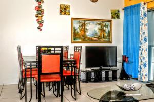 Μια τηλεόραση ή/και κέντρο ψυχαγωγίας στο Crystoural Suites near the US Embassy - Gated & Secure - 2 Bedrooms, 2 Beds, 4 Guest