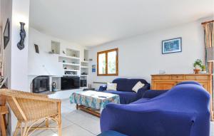 uma sala de estar com mobiliário azul e uma lareira em Awesome Home In Saint-jeannet With Kitchen em Saint-Jeannet