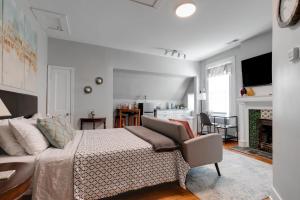 ein Schlafzimmer mit einem Bett und ein Wohnzimmer mit einem Kamin in der Unterkunft G6 central location museums FREE PARKING in Richmond