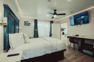 Llit o llits en una habitació de Blufftop Inn & Suites - Wharf/Restaurant District