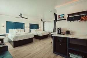 Habitación de hotel con 2 camas y cocina en Blufftop Inn & Suites - Wharf/Restaurant District en Morro Bay