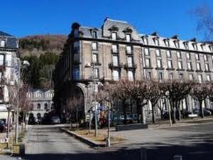 duży budynek po stronie ulicy w obiekcie Beau T2 en centre-ville du Mont-Dore, au pied des Thermes, pour 4 pers, bien équipé, ascenseur, Wi-Fi - FR-1-608-241 w mieście Mont-Dore
