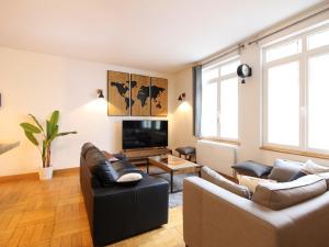 uma sala de estar com dois sofás e uma televisão em Appartement La Bourboule, 3 pièces, 6 personnes - FR-1-608-239 em La Bourboule