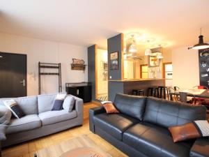 uma sala de estar com dois sofás e uma cozinha em Appartement La Bourboule, 3 pièces, 6 personnes - FR-1-608-239 em La Bourboule