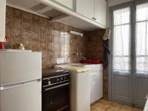 Kuchyňa alebo kuchynka v ubytovaní Appartement 3 pièces 4 pers à 100m de la plage, centre-ville, balcon, TV, lave-linge, ménage inclus - FR-1-225C-116 + 11 fotografií
