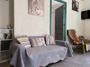 salon z kanapą i lustrem w obiekcie Charmant T3 avec jardin à deux pas de la plage - 5 couchages, animaux acceptés - FR-1-225C-117 w mieście Banyuls-sur-Mer