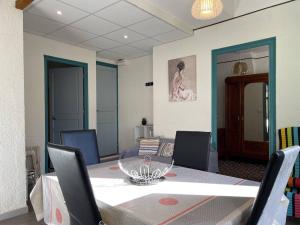 jadalnia ze stołem i krzesłami w obiekcie Charmant T3 avec jardin à deux pas de la plage - 5 couchages, animaux acceptés - FR-1-225C-117 w mieście Banyuls-sur-Mer