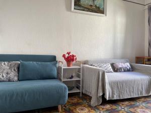 - un salon avec un canapé et un lit dans l'établissement Appartement Banyuls-sur-Mer, 3 pièces, 4 personnes - FR-1-225C-115, à Banyuls-sur-Mer