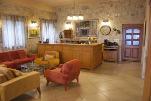 sala de estar con sillas de color naranja y cocina en Hotel Portal, en Skopje