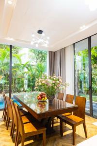 - une salle à manger avec une table et des chaises en bois dans l'établissement Villa & Resort Đại Lải - 3, à Phúc Yên