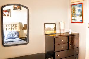 Ένα ή περισσότερα κρεβάτια σε δωμάτιο στο Crystoural Suites near the US Embassy - Gated & Secure - 2 Bedrooms, 2 Beds, 4 Guest