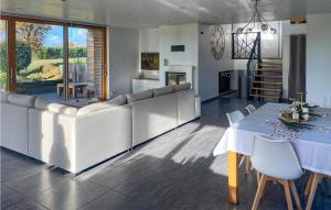 een woonkamer met een witte bank en een tafel bij Beautiful Home In Pllan-le-petit With Wifi in Plélan-le-Petit