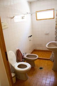 La salle de bains est pourvue de toilettes et d'un lavabo. dans l'établissement Posada La Teresita, à La Consulta