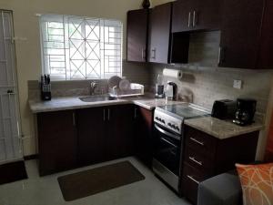 Kuchyň nebo kuchyňský kout v ubytování Ridgeview Suites 1 to 3