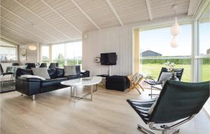 FlovtにあるLovely Home In Haderslev With Saunaのリビングルーム(ソファ、椅子、テレビ付)