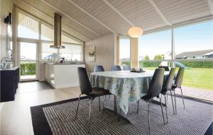 cocina y comedor con mesa y sillas en Stunning Home In Haderslev With 3 Bedrooms, Sauna And Wifi, en Flovt