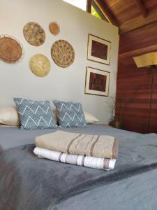 a bedroom with a bed with two towels on it at Cabaña Momotus I in Concepción
