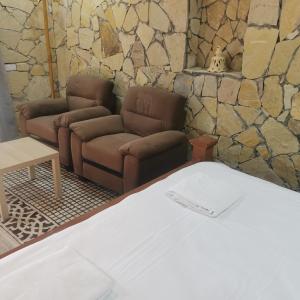 a living room with a couch and a bed at jabal shams view stay نزل إطلالة جبل شمس in Al Ḩamrāʼ
