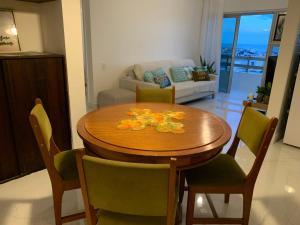 y sala de estar con mesa de comedor y sillas. en Apartamento com Suíte, varanda com vista total para o mar de Copacabana, garagem, piscina e sauna, en Río de Janeiro