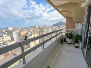 Un balcón o terraza de Apartamento com Suíte, varanda com vista total para o mar de Copacabana, garagem, piscina e sauna