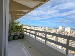 Un balcón o terraza de Apartamento com Suíte, varanda com vista total para o mar de Copacabana, garagem, piscina e sauna