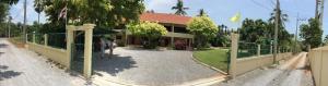 a gate to a house with a fence at Baan Boonsang Pranburi บ้านบุญสร้าง ปราณ in Ban Nong Ban Kao