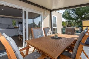Balkón nebo terasa v ubytování Mobile home Kastanjola