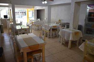 un comedor con mesas y sillas en un restaurante en Hotel Belgrano en Villa Carlos Paz