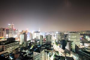 miasto oświetlone nocą budynkami w obiekcie Baiton Seoul Dongdaemun w Seulu