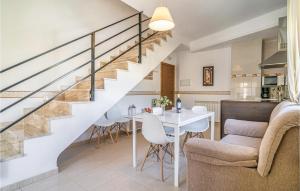 - un salon avec un escalier, une table et des chaises dans l'établissement Lovely Apartment In Baena With Wifi, à Baena