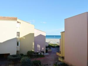 a view of the beach between two buildings at Saint Pierre la Mer, Appt 2 pièces, cabine, 6 couchages, près plage, animaux OK - FR-1-229D-249 in Saint Pierre La Mer