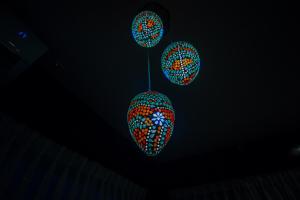 un grupo de luces colgando del techo en Hotel Prakash International, en Heṭauḍā