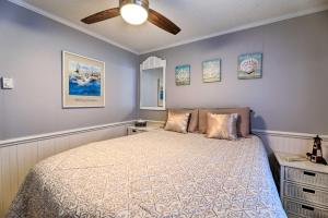 Schlafzimmer mit einem Bett und einem Deckenventilator in der Unterkunft Beachfront Family Condo with Stunning Views! in North Topsail Beach