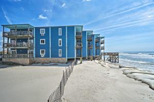 un edificio azul en la playa junto al océano en Beachfront Family Condo with Stunning Views!, en North Topsail Beach