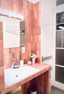 a bathroom with a sink and a mirror at Altstadt pur! An der schönen Katharinenkirche in Oppenheim