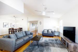 uma sala de estar com um sofá e uma televisão em Sun Sailing em Destin