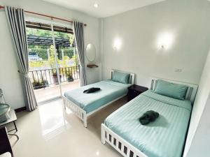 Postel nebo postele na pokoji v ubytování บ้านชมเขา - Baan Chom Khao
