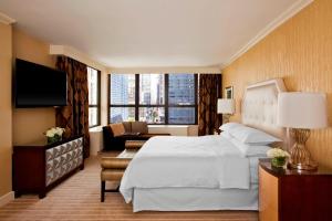 Postel nebo postele na pokoji v ubytování Sheraton New York Times Square Hotel + 37 fotografií