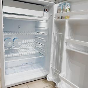 - un réfrigérateur ouvert avec une porte ouverte dans l'établissement Modern Cozy Home with Minimalist design, à Tuaran