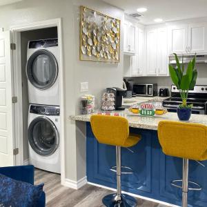 Cucina o angolo cottura di NEW! close to Downtown, Malls & Premium Outlets, with Balcony