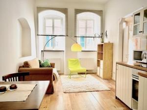 sala de estar con sofá y mesa en Beste Lage! Oppenheim, historische Altstadt, en Oppenheim